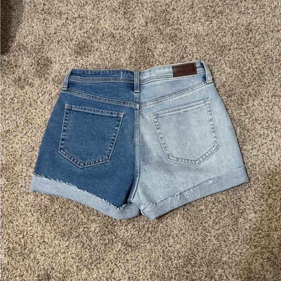 Hollister Two-Tone Mom Jean Shorts 3” - Picture 5 of 5